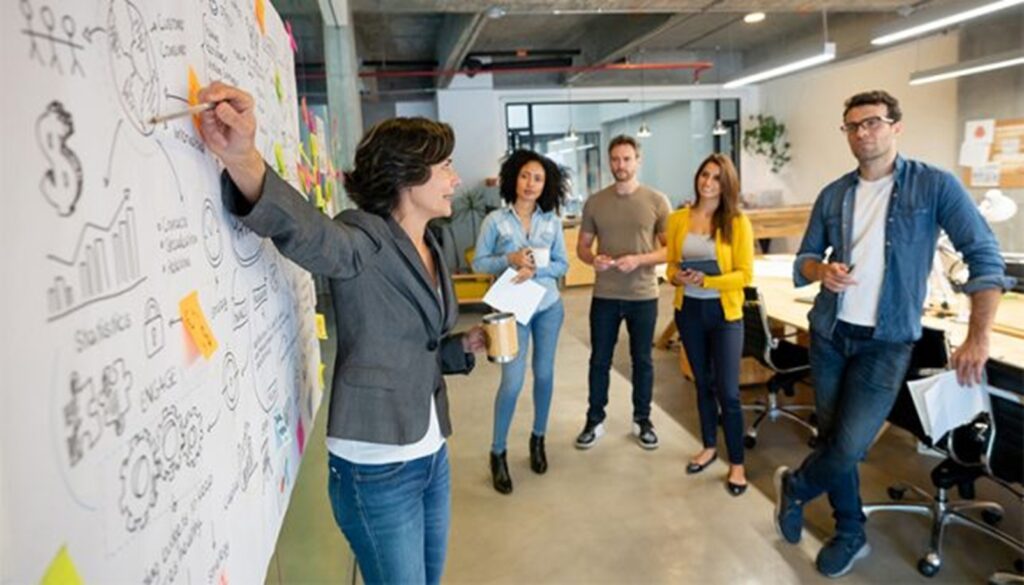 equipo comercial en reunión definiendo estrategia de ventas y estructura comercial en una pyme