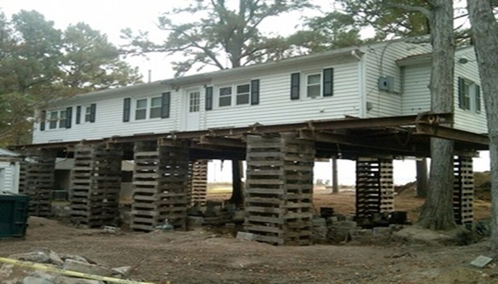 Estructura improvisada que sostiene una casa sin una base sólida