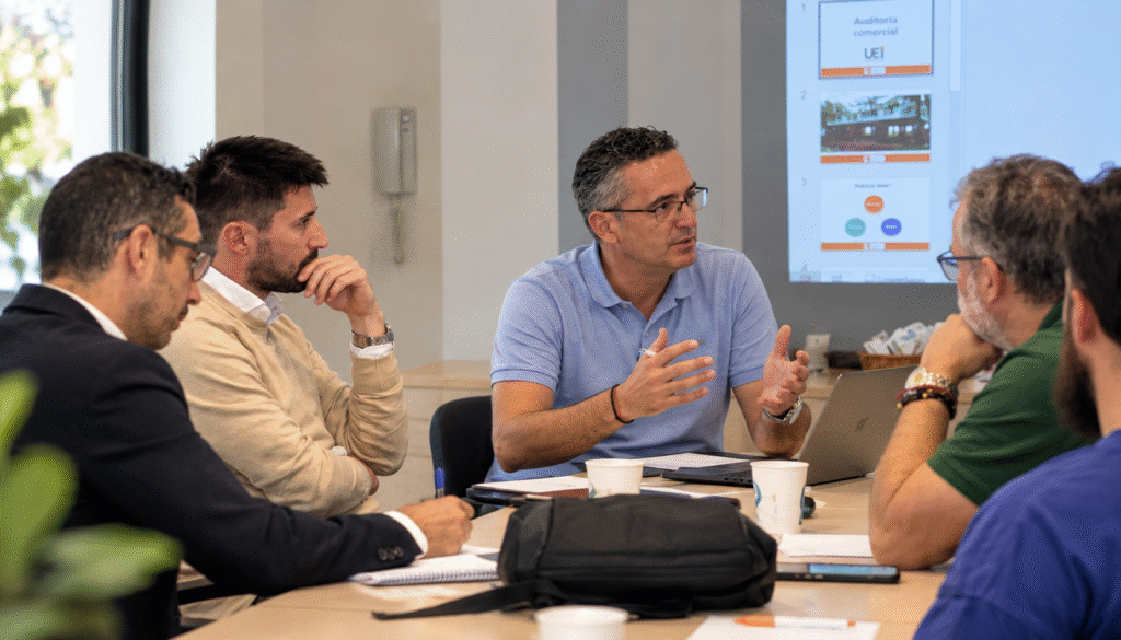 Reunión de equipo comercial para definir estrategia y contratación de comerciales